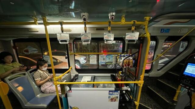 深圳一公交车上装冰柜卖冷饮 公司：不会在高峰期运行