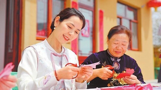 清风徐来花正艳　水碧山青展新姿
