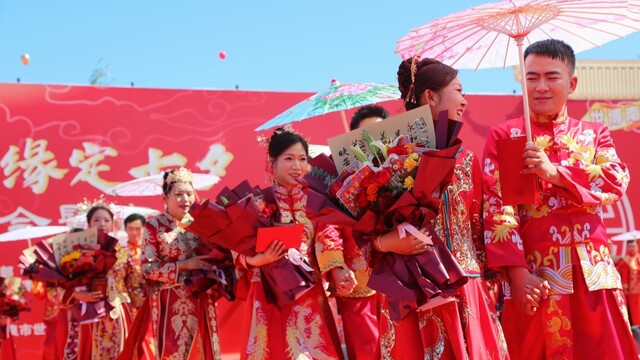 甘肃酒泉“零彩礼”嫁女成新风 公园婚礼圈粉年轻人