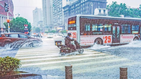 武汉22日连发两次暴雨红色预警 一场滂沱大雨各方全力应对