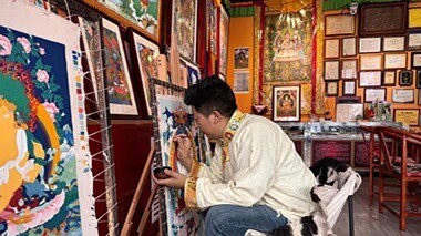 画师解锁非遗破圈密码　游客学绘专属唐卡体验感拉满