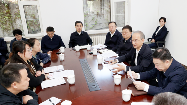 黄强在长春接待来访群众解决信访问题
