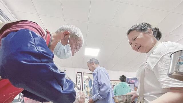 湖北一爱心食堂推出免费午餐 已有7万人次受益