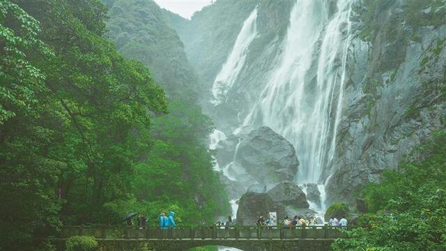 烟雨卧龙谷