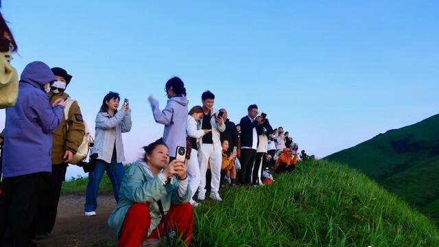 个性化旅游催生登山“陪爬”服务 年轻人乐为情绪价值买单