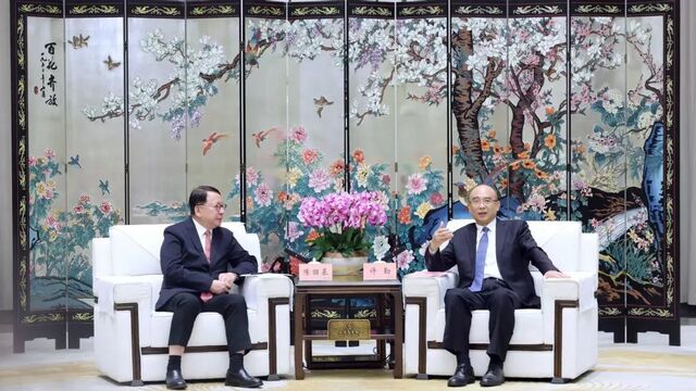 许勤会见香港特区政府政务司司长陈国基