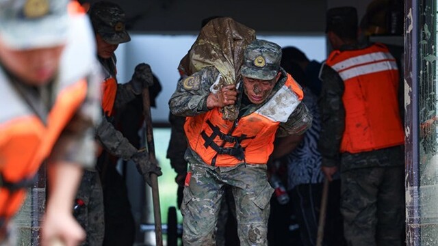 武警官兵奋战救灾一线