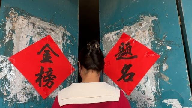 父亲患病、母亲离家 学校厕所昏黄的灯照亮了她前进的路
