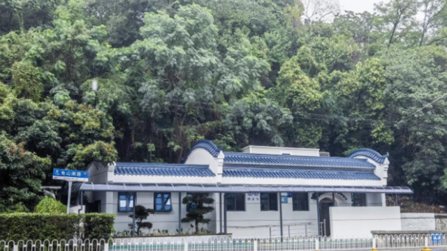 方便游长江大桥的游客“方便” 武汉首座潮汐公厕对外开放