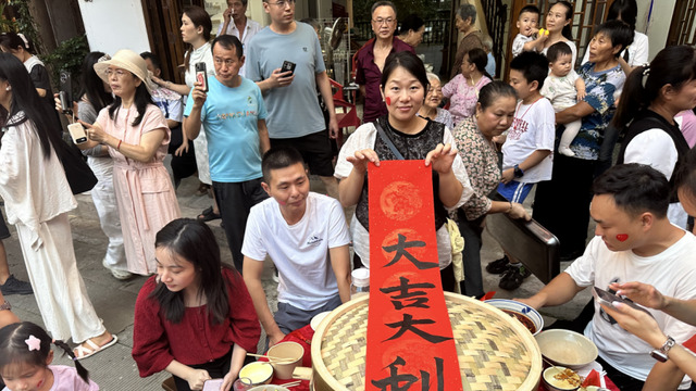 长街宴里的“新韵重庆”：北碚偏岩古镇，国庆照亮和美乡村烟火气