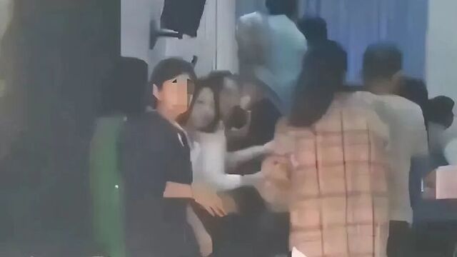 家长跪地让学生轮流踩，“有女生当场哭了”…学校连夜致歉
