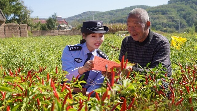 辣椒红里护农忙　丰收“警”色别样美