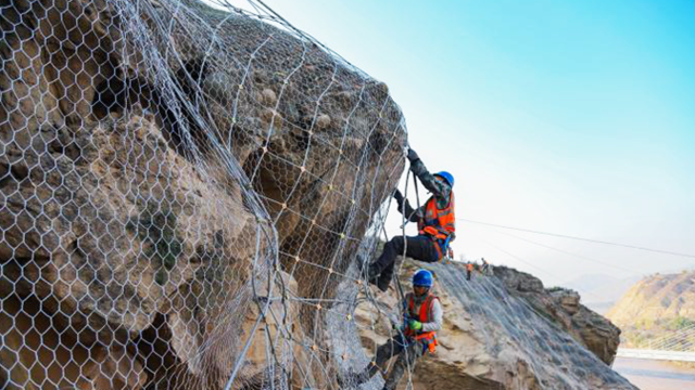 铁路“蜘蛛人”为百米峭壁加装“安全服”