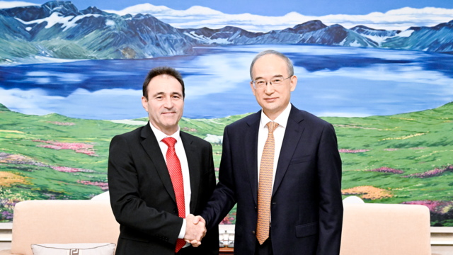 黄强胡玉亭会见欧摩威集团执行董事会成员兼架构与网联方案事业群全球总裁塔拉比尔