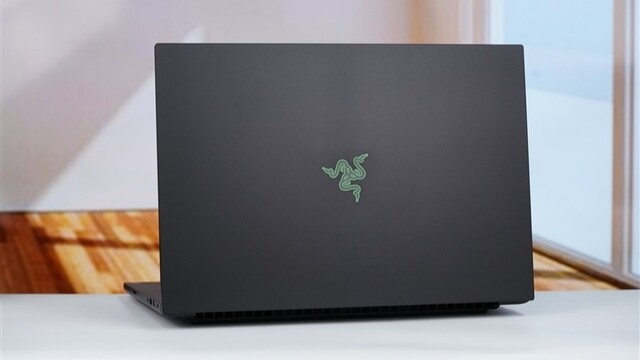 没有短板！雷蛇灵刃18 2025评测：配置拉满的顶级游戏本 18寸也能轻盈纤薄