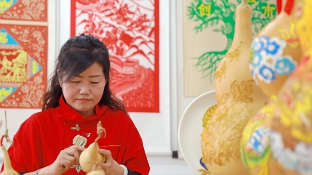 鸵鸟蛋上繁花“盛开”　民间艺人手拿把“掐”元代非遗