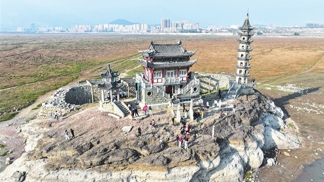 “水落石出”引客来