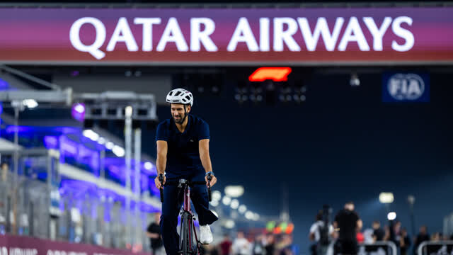 F1大片｜德约化身体育老师！亮相赛道带队热身