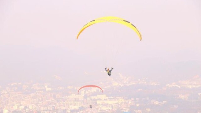 全国80余名滑翔伞选手南康空中竞技