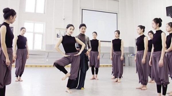 青春接力守文脉　敦煌舞韵入课堂
