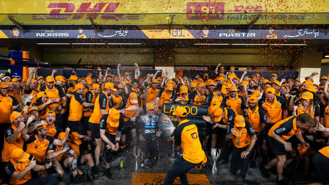 F1大片｜新王加冕！诺里斯力压维斯塔潘夺冠