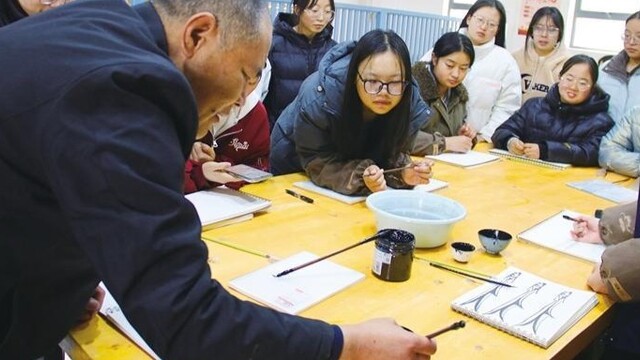 非遗进高校打破师徒制局限　兰州学子玩转古老技艺