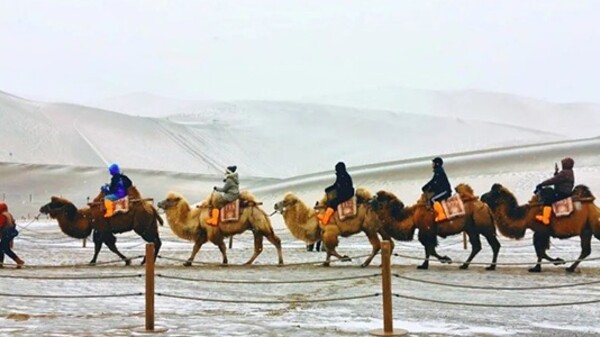 敦煌：沙拥千堆雪　泉藏一弯月