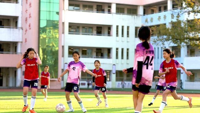 女子足球训练忙