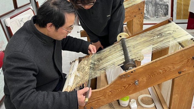 织出来的山水画有多“金”艳　守艺人指尖还原乡土风情