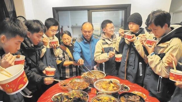 一顿暖心饭 湖北一高中老师做了23年