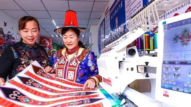 甘肃手艺人玩转数字刺绣　解锁非遗新打开方式
