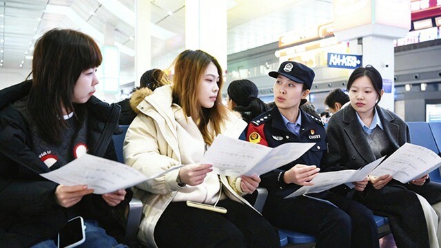 守护学子返乡路　这抹“警”色别样美