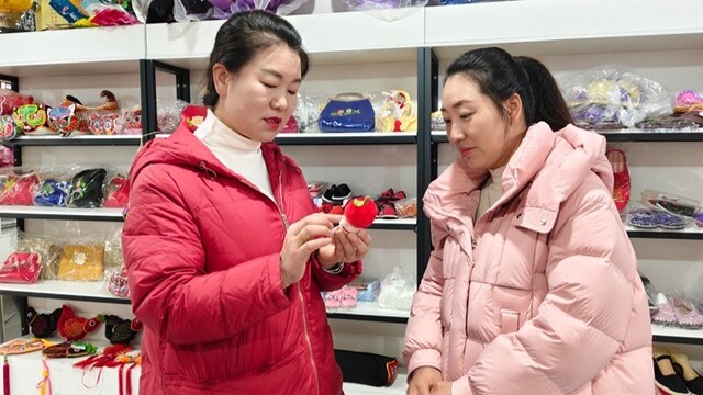 乡村她力量巧手钩织致富梦　陇上非遗产品畅销全国