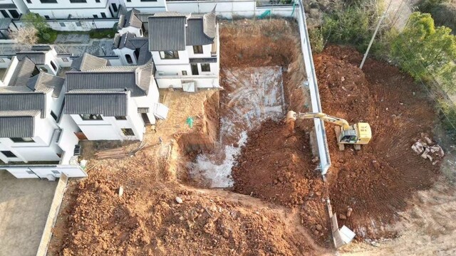 武汉一别墅业主挖3米深坑建景观池 执法部门回应