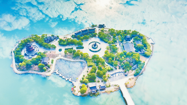 梦湖美成水墨长卷