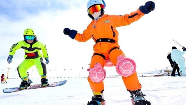 甘肃张掖：滑雪场上强健体魄