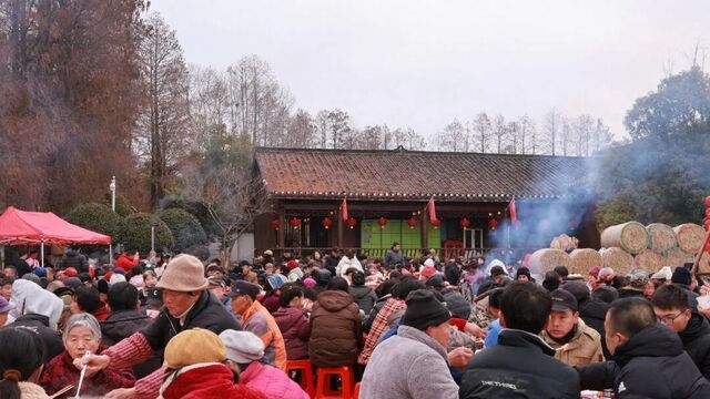 武汉一古村景区请全体村民吃团圆饭 宴席数百人全员姓“余”