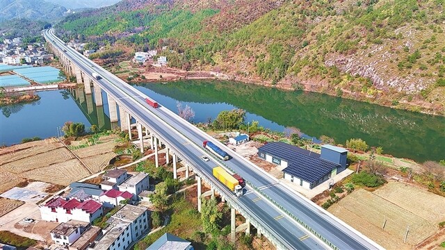 厦蓉高速白鹅贡水特大桥货运繁忙