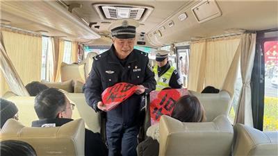 平安春运 交警护航