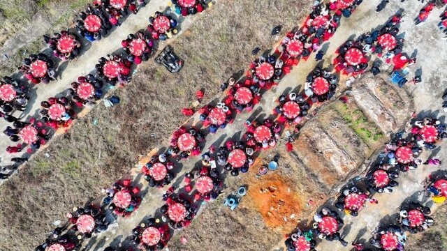 百名老人共享“村宴”迎新春