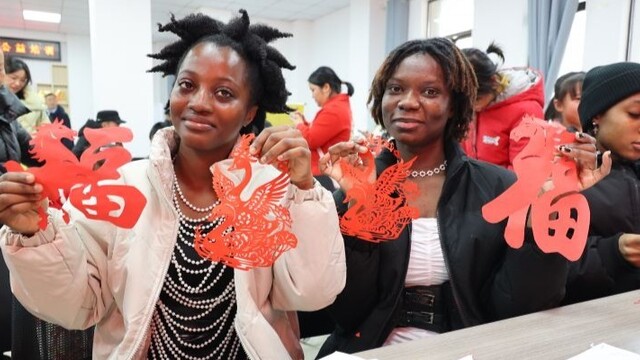 国际友人体验非遗剪纸