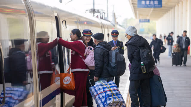 鹰潭北站春运首日暖心启程