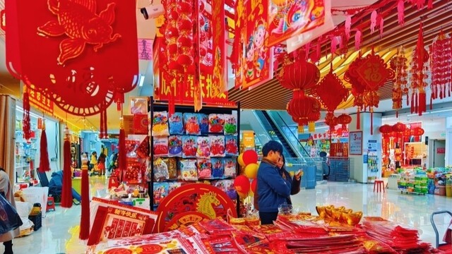 春节喜庆氛围渐浓 市民备年货