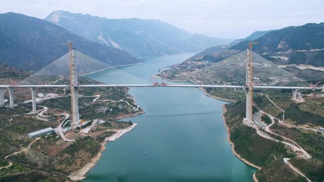 刷新世界桥梁跨度纪录 重庆奉建高速大溪河特大桥顺利合龙
