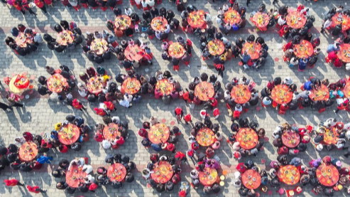 湖北一村连续5年请全村800多位村民吃团年宴