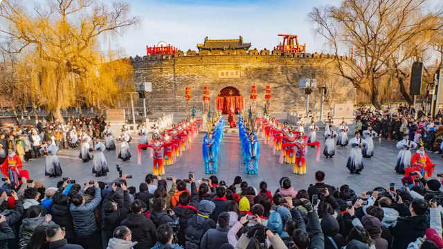 从孔府钟鸣到趵突灯影——在山东，过一场没有断层的人间烟火年