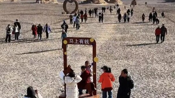 敦煌雅丹春节游客量持续攀升　丝路戈壁年味正浓