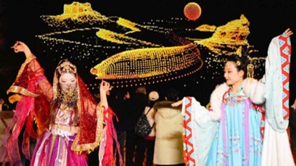 万架无人机璀璨耀敦煌　千年壁画“飞”上星空