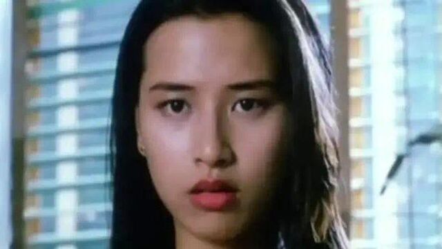 51岁港星麦家琪，扎根广东小县城卖10元云吞，穿工服擦桌子收碗筷