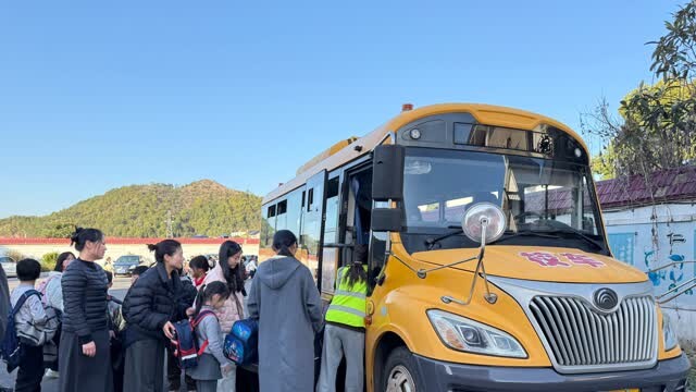 上饶500条护学专线：让近万名农村学生上学有“专车”